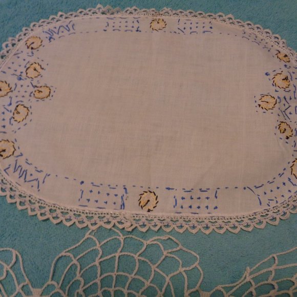 OLD MONEY 3 HAND CROCHETED VINTAGE DOLIES & 1 EMROIDERED VANITY RUNNER … - Picture 6 of 8